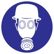 Blauw bord met pictogram voor aanduiding dat adembescherming en een veiligheidshelm verplicht is