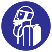 Blauw bord met pictogram om aan te duiden dat ademhalingsapparatuur verplicht is - ISO7010 - M047