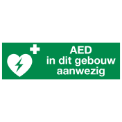 Bord met pictogram en tekst AED in dit gebouw aanwezig ISO 7010