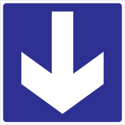 Blauw bord met pictogram pijl voor het aanduiden van de richting