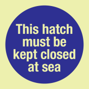 Fotoluminescerende sticker met IMO Sign This hatch must be kept closed at sea