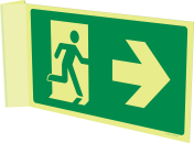 Fotoluminescerend haaks bord met pictogram nooduitgang van muur af ISO 7010