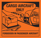 Sticker met pictogram en tekst Crago aircraft only, forbidden in passenger aircraft