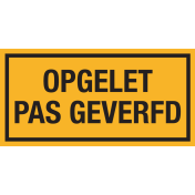 Gele sticker met tekst Opgelet pas geverfd