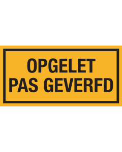 Geel bord met tekst Opgelet pas geverfd