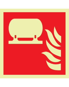Fotoluminescerend bord met pictogram van een vaste blusinstallatie volgens ISO 7010