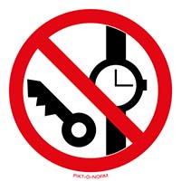 Pictogram metalen voorwerpen verboden volgens ISO 7010