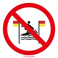 Pictogram surfen tussen vlaggen verboden volgens ISO 7010