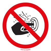 Pictogram vinger niet in nozzle steken volgens ISO 7010